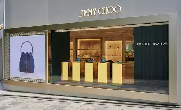 「ジミー チュウ×BUAISOU、藍染のクラフツマンシップと出会って生まれたカプセルコレクションが登場」の画像