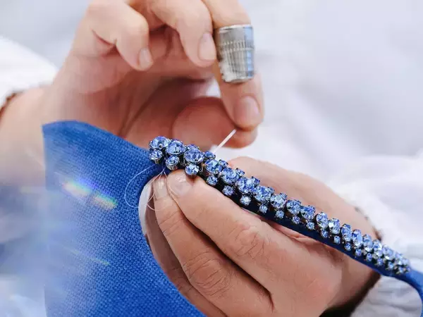 「ジミー チュウ×BUAISOU、藍染のクラフツマンシップと出会って生まれたカプセルコレクションが登場」の画像