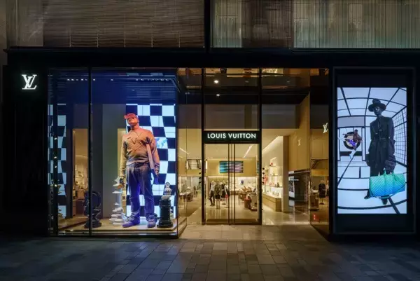 「ルイ・ヴィトンのウインドウが2022 春夏メンズ・コレクション仕様に。ダミエ・パターンにも共通する「チェス」をモチーフに表現」の画像