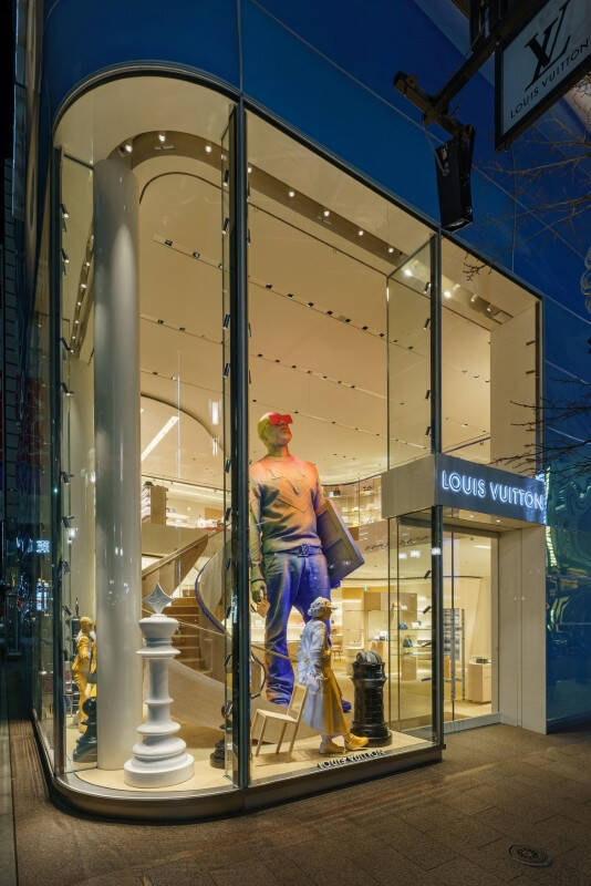 ルイ・ヴィトンのウインドウが2022 春夏メンズ・コレクション仕様に。ダミエ・パターンにも共通する「チェス」をモチーフに表現