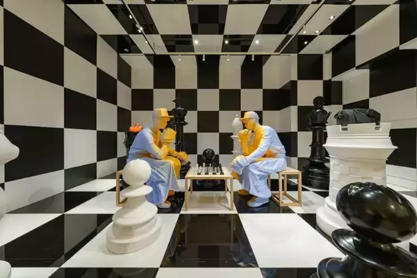 「ルイ・ヴィトンのウインドウが2022 春夏メンズ・コレクション仕様に。ダミエ・パターンにも共通する「チェス」をモチーフに表現」の画像