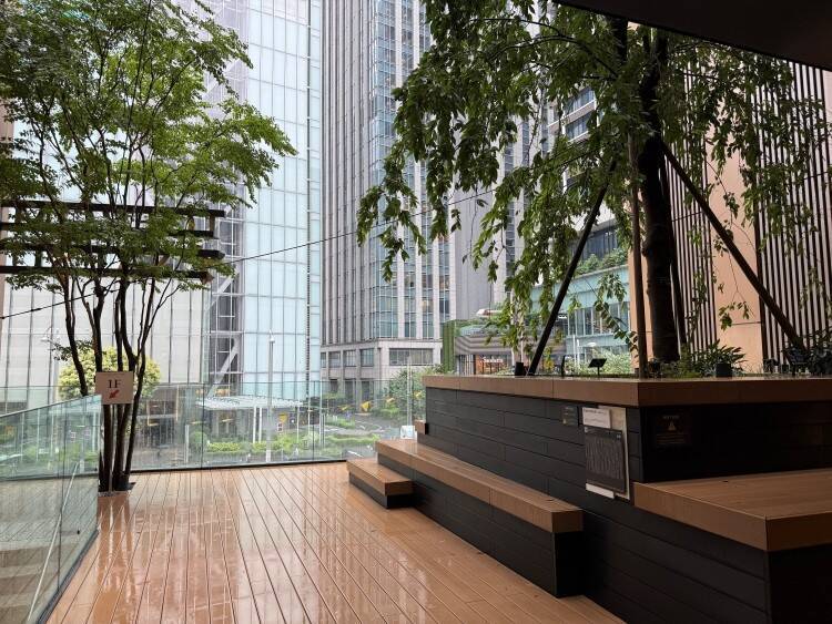 東京・八重洲に「TOFROM YAESU」が誕生──路地、老舗、アートから読み解く“街を継ぐ”再開発
