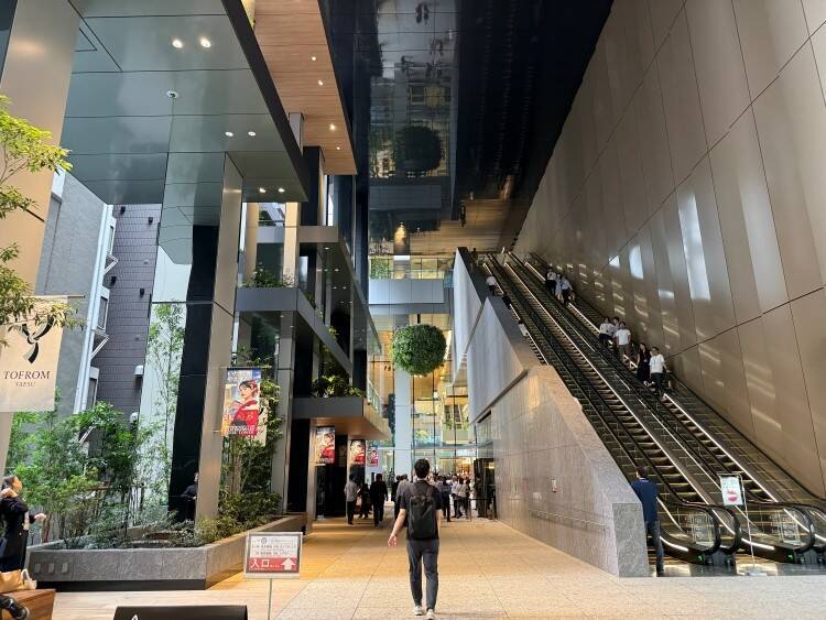 東京・八重洲に「TOFROM YAESU」が誕生──路地、老舗、アートから読み解く“街を継ぐ”再開発