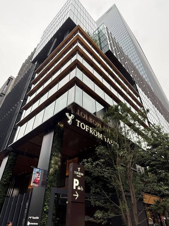 東京・八重洲に「TOFROM YAESU」が誕生──路地、老舗、アートから読み解く“街を継ぐ”再開発