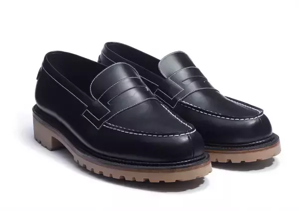 「J.M. ウエストンと仏発ユニフォームによるコラボ第二弾、シグニチャーローファーとキーリング を限定受注販売」の画像