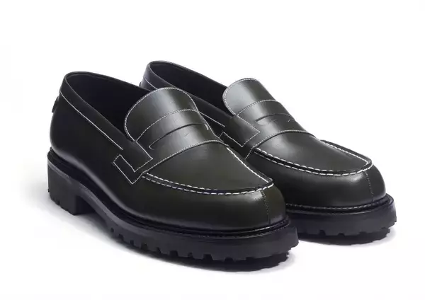 「J.M. ウエストンと仏発ユニフォームによるコラボ第二弾、シグニチャーローファーとキーリング を限定受注販売」の画像