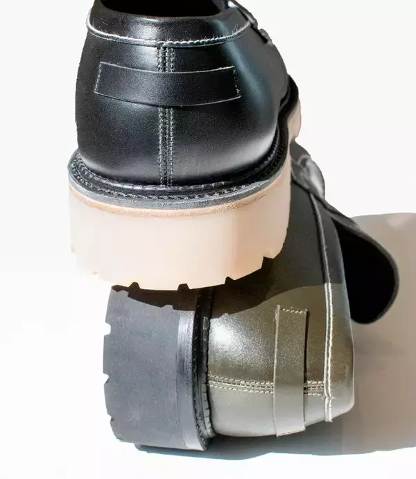 「J.M. ウエストンと仏発ユニフォームによるコラボ第二弾、シグニチャーローファーとキーリング を限定受注販売」の画像