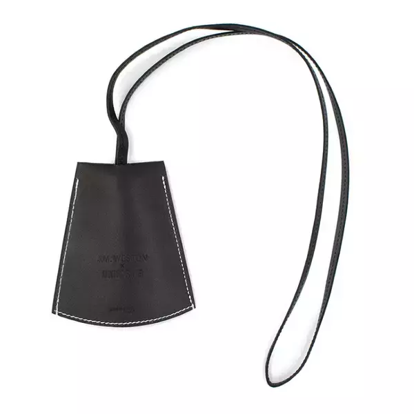 「J.M. ウエストンと仏発ユニフォームによるコラボ第二弾、シグニチャーローファーとキーリング を限定受注販売」の画像