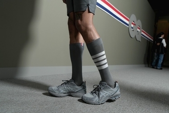 トム ブラウンがアシックスとの初コラボスニーカーを発表。GEL-KAYANO 14を再解釈、伊勢丹新宿店でポップアップも開催