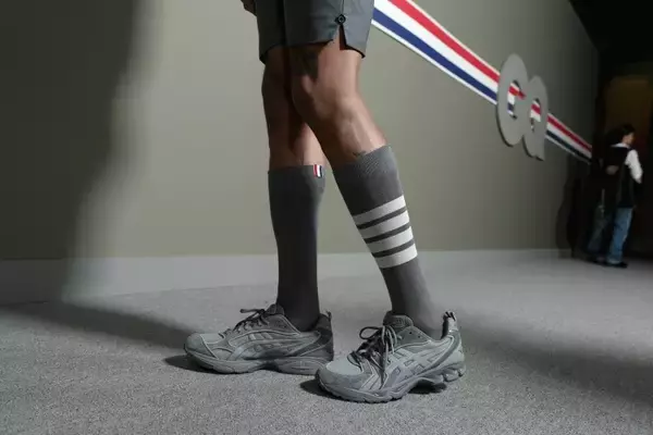 トム ブラウンがアシックスとの初コラボスニーカーを発表。GEL-KAYANO 14を再解釈、伊勢丹新宿店でポップアップも開催