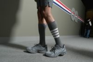 トム ブラウンがアシックスとの初コラボスニーカーを発表。GEL-KAYANO 14を再解釈、伊勢丹新宿店でポップアップも開催