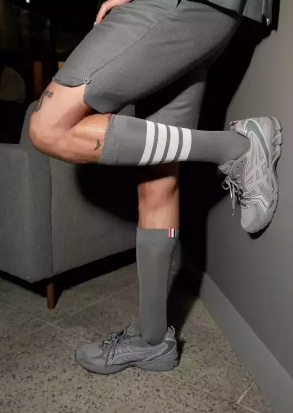 「トム ブラウンがアシックスとの初コラボスニーカーを発表。GEL-KAYANO 14を再解釈、伊勢丹新宿店でポップアップも開催」の画像