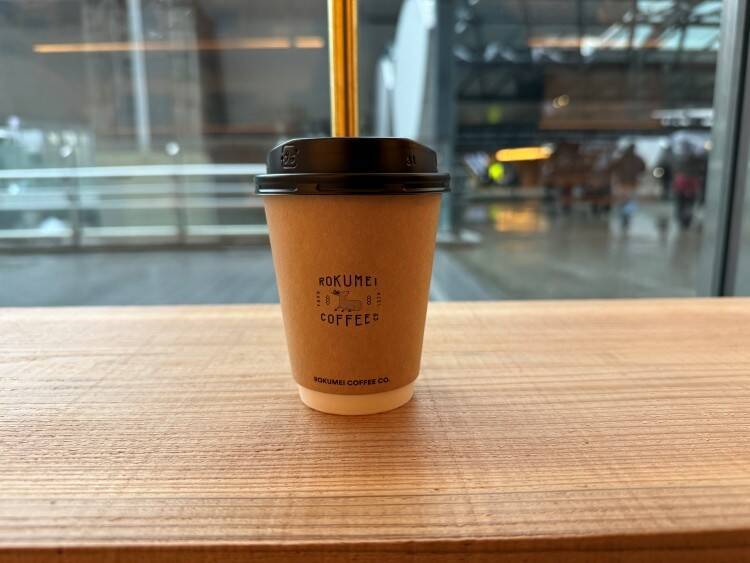 奈良発スペシャルティコーヒー〈ロクメイコーヒー〉、渋谷スクランブルスクエアに新店舗オープン。都市のリズムを映す限定ブレンドも登場