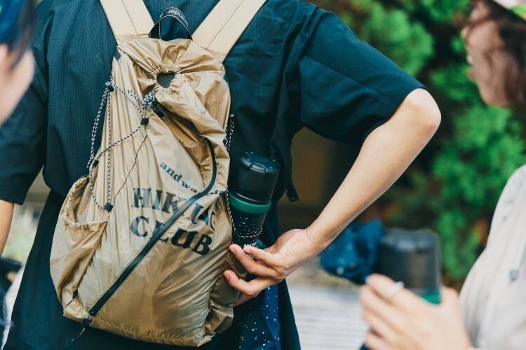 スターバックス × and wander、初のコラボレーション──コーヒーを片手に、“いつもの道”から少し外へ
