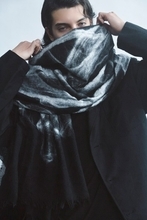 素材と造形の対話──discord Yohji Yamamoto 2025-26年秋冬コレクション