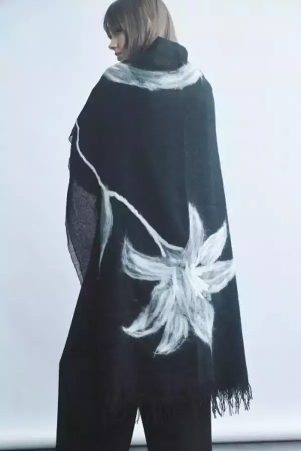 「素材と造形の対話──discord Yohji Yamamoto 2025-26年秋冬コレクション」の画像