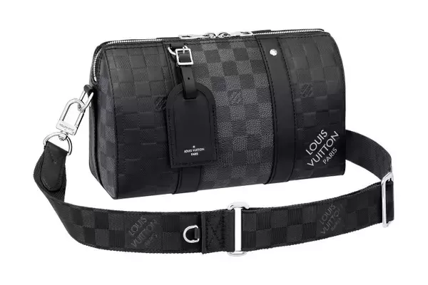 ルイ・ヴィトンのある日常。使い勝手がよさそうな新作ダミエ・スクエアードのレザーバッグとアクセサリー