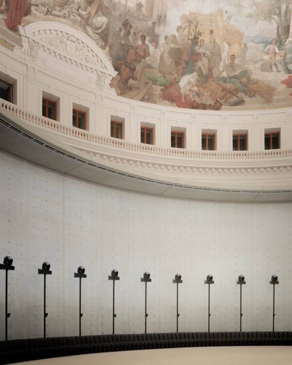 【ルック】サンローランが2023年冬メンズコレクションをブルス・ドゥ・コメルスで発表