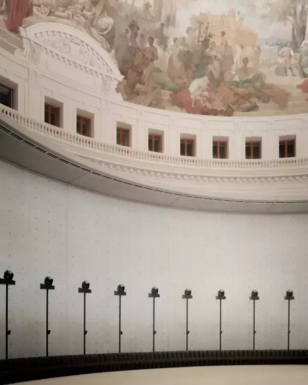 「【ルック】サンローランが2023年冬メンズコレクションをブルス・ドゥ・コメルスで発表」の画像