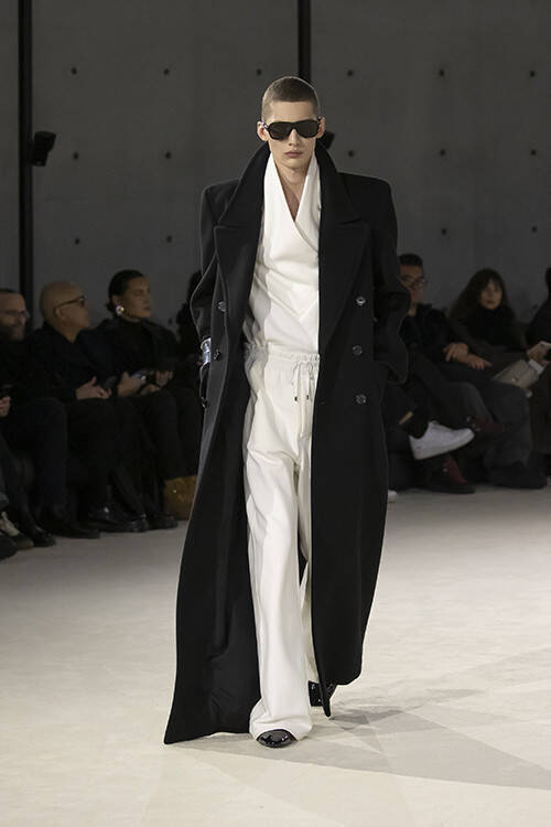 【ルック】サンローランが2023年冬メンズコレクションをブルス・ドゥ・コメルスで発表