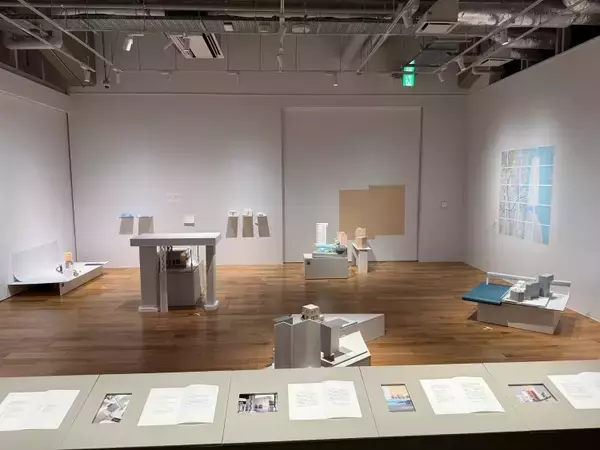 「建築を遠くに投げるということ——「波板と珊瑚礁」が示す、思考としての建築」の画像