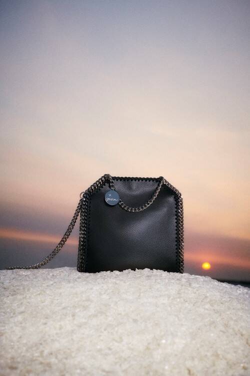 ステラ マッカートニーが2023年ウィンターキャンペーンを発表。ケンダル ジェンナーが「ホースパワー」を表現