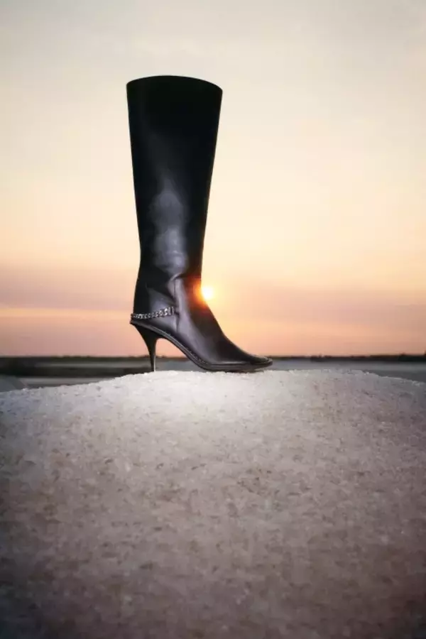 「ステラ マッカートニーが2023年ウィンターキャンペーンを発表。ケンダル ジェンナーが「ホースパワー」を表現」の画像