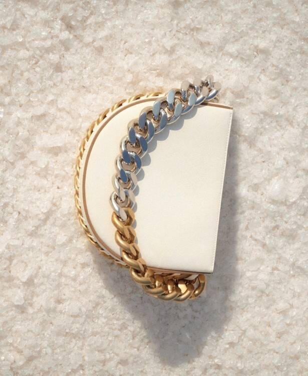 ステラ マッカートニーが2023年ウィンターキャンペーンを発表。ケンダル ジェンナーが「ホースパワー」を表現