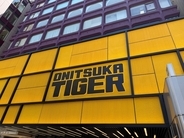 オニツカタイガー、世界最大の旗艦店を新宿に──“売る場所”から“ブランドと出会う場所”へ