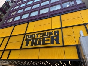 オニツカタイガー、世界最大の旗艦店を新宿に──“売る場所”から“ブランドと出会う場所”へ
