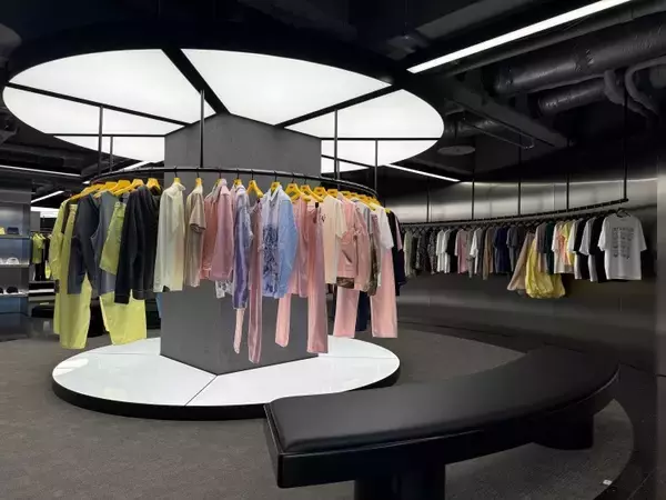 「オニツカタイガー、世界最大の旗艦店を新宿に──“売る場所”から“ブランドと出会う場所”へ」の画像