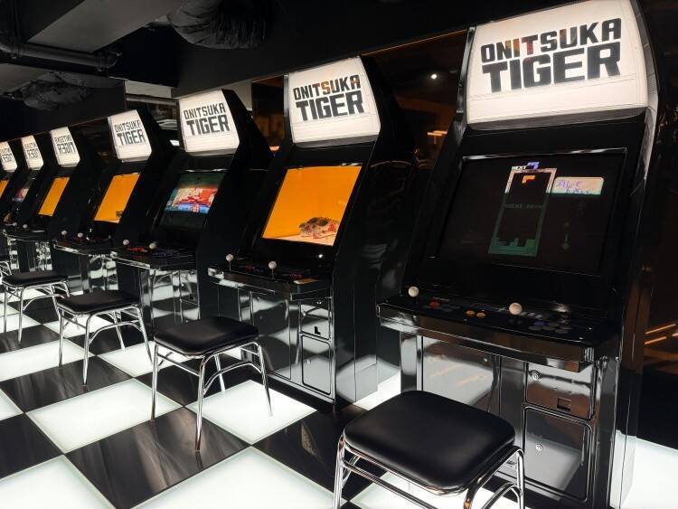 オニツカタイガー、世界最大の旗艦店を新宿に──“売る場所”から“ブランドと出会う場所”へ