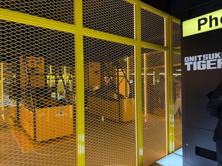 オニツカタイガー、世界最大の旗艦店を新宿に──“売る場所”から“ブランドと出会う場所”へ