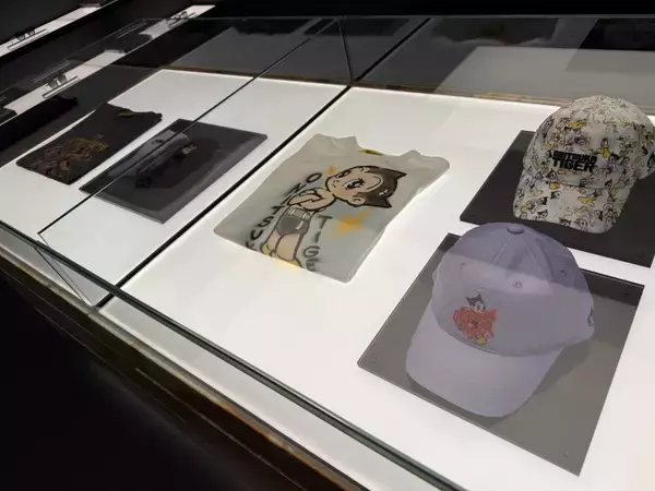 「オニツカタイガー、世界最大の旗艦店を新宿に──“売る場所”から“ブランドと出会う場所”へ」の画像