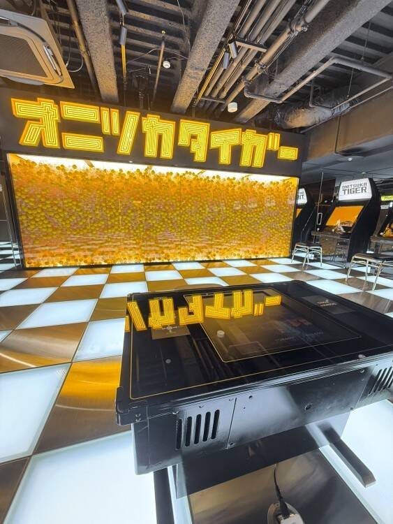 オニツカタイガー、世界最大の旗艦店を新宿に──“売る場所”から“ブランドと出会う場所”へ