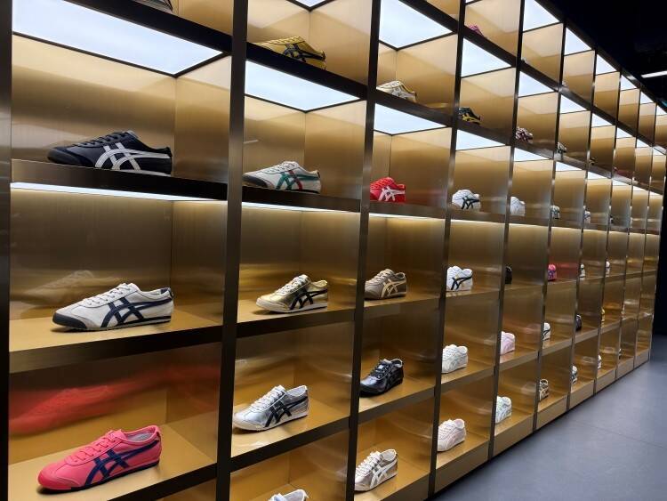 オニツカタイガー、世界最大の旗艦店を新宿に──“売る場所”から“ブランドと出会う場所”へ