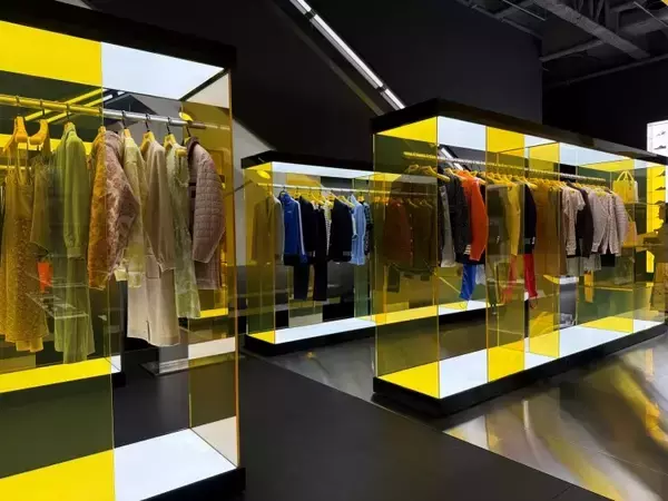 「オニツカタイガー、世界最大の旗艦店を新宿に──“売る場所”から“ブランドと出会う場所”へ」の画像