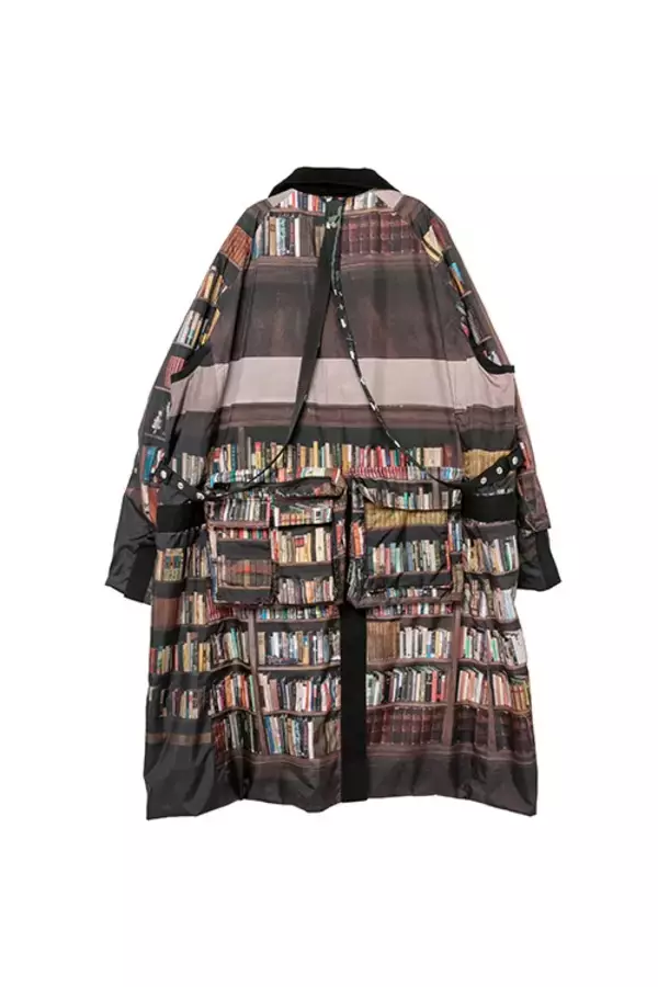 「sacai が映画「インターステラー」に 登場する本棚やモールス信号をドレスに表現したコラボアイテムを発売」の画像