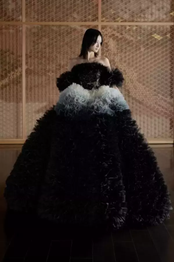 「TOMO KOIZUMI × KOTOHOGI──八芳園に咲く“人生の祝福”。ブランド初のウエディングドレスが誕生」の画像