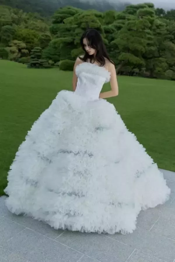 「TOMO KOIZUMI × KOTOHOGI──八芳園に咲く“人生の祝福”。ブランド初のウエディングドレスが誕生」の画像