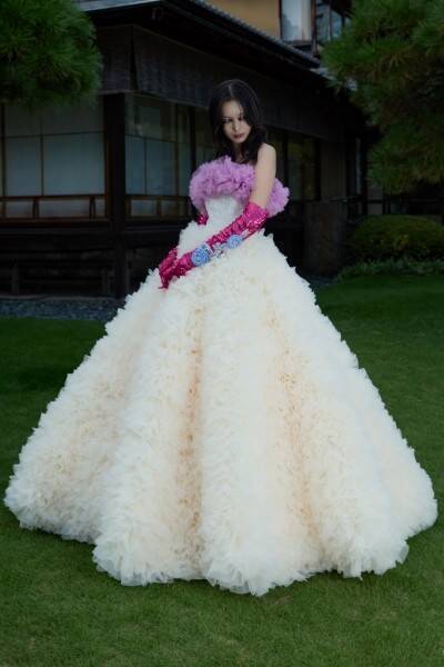 TOMO KOIZUMI × KOTOHOGI──八芳園に咲く“人生の祝福”。ブランド初のウエディングドレスが誕生