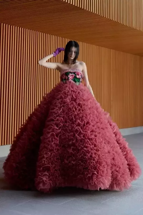 「TOMO KOIZUMI × KOTOHOGI──八芳園に咲く“人生の祝福”。ブランド初のウエディングドレスが誕生」の画像