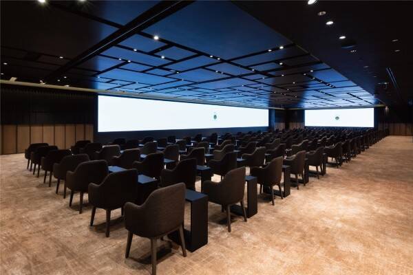 TOMO KOIZUMI × KOTOHOGI──八芳園に咲く“人生の祝福”。ブランド初のウエディングドレスが誕生