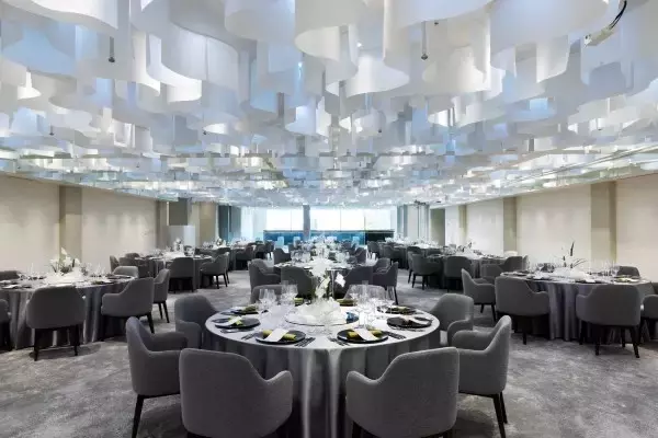 「TOMO KOIZUMI × KOTOHOGI──八芳園に咲く“人生の祝福”。ブランド初のウエディングドレスが誕生」の画像