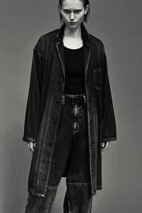 Y’sが提案する「DENIM ESSENTIALS」──構造と佇まいから考える、日常のためのデニム