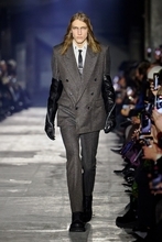 ジョン ローレンス サリバン、ベルリンで2026年秋冬コレクションを発表 ボクサーの身体感覚を起点に、防御と緊張を纏うシルエットを提示