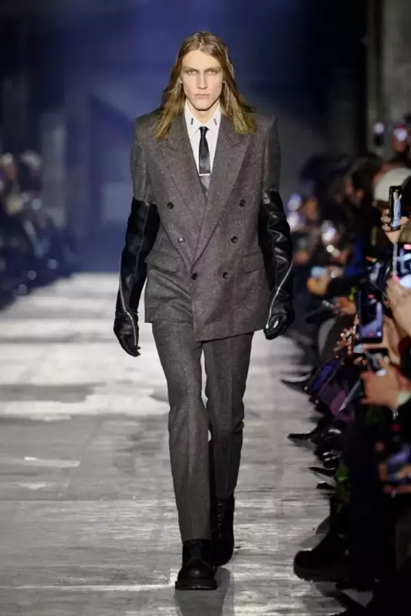 ジョン ローレンス サリバン、ベルリンで2026年秋冬コレクションを発表 ボクサーの身体感覚を起点に、防御と緊張を纏うシルエットを提示