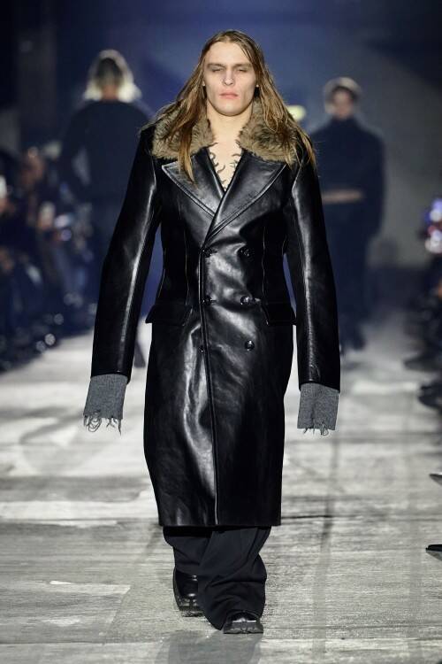 ジョン ローレンス サリバン、ベルリンで2026年秋冬コレクションを発表 ボクサーの身体感覚を起点に、防御と緊張を纏うシルエットを提示