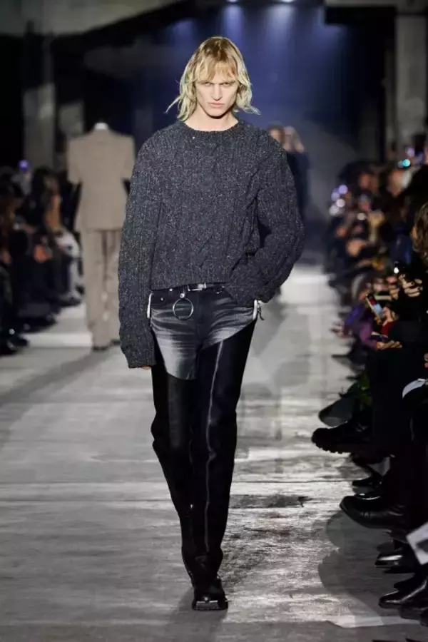 「ジョン ローレンス サリバン、ベルリンで2026年秋冬コレクションを発表 ボクサーの身体感覚を起点に、防御と緊張を纏うシルエットを提示」の画像
