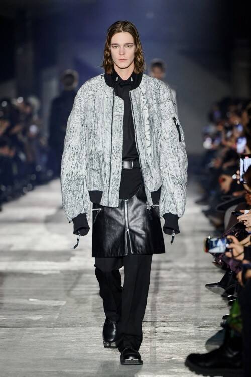 ジョン ローレンス サリバン、ベルリンで2026年秋冬コレクションを発表 ボクサーの身体感覚を起点に、防御と緊張を纏うシルエットを提示